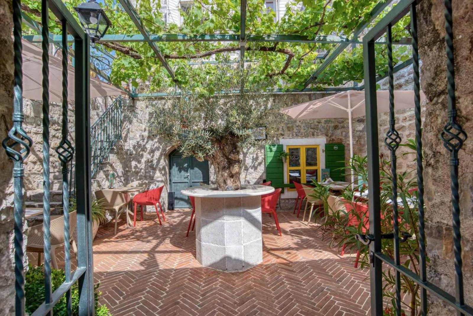 Daire Royal Garden & Gastronomy